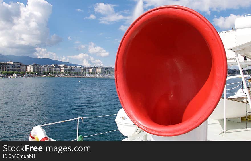 La Compagnie générale de navigation sur le Lac Léman - CGN est une société suisse de transport par bateaux sur le lac Léman en Suisse et en France. La société possède dix-neuf bateaux, d&#x27;une capacité comprise entre 150 et plus de 1 000 passagers. La Compagnie générale de navigation sur le Lac Léman - CGN est une société suisse de transport par bateaux sur le lac Léman en Suisse et en France. La société possède dix-neuf bateaux, d&#x27;une capacité comprise entre 150 et plus de 1 000 passagers.