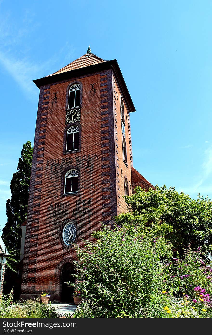 auf den Turm mit Haupteingang. Das ursprünglich romanische Gebäude wurde mehrfach erweitert. Heute dominiert der barocke Baustil. ... auf den Turm mit Haupteingang. Das ursprünglich romanische Gebäude wurde mehrfach erweitert. Heute dominiert der barocke Baustil.