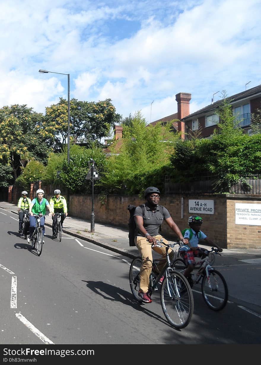 Camden Cyclists take Cyclists from Sidings Community Centre and Swiss Cottage to the London FreeCycle 29th July 2017. Camden Cyclists take Cyclists from Sidings Community Centre and Swiss Cottage to the London FreeCycle 29th July 2017