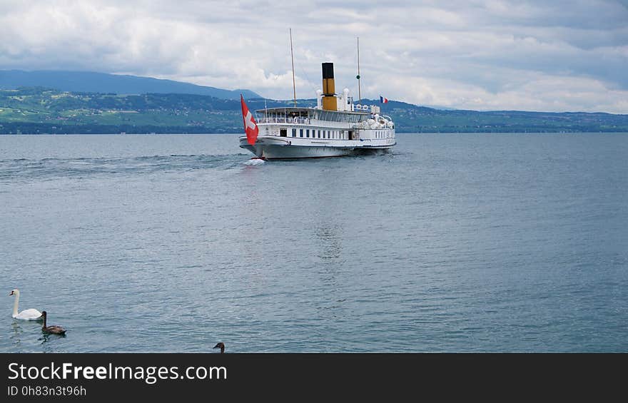 La Compagnie générale de navigation sur le Lac Léman - CGN est une société suisse de transport par bateaux sur le lac Léman en Suisse et en France. La société possède dix-neuf bateaux, d&#x27;une capacité comprise entre 150 et plus de 1 000 passagers. La Compagnie générale de navigation sur le Lac Léman - CGN est une société suisse de transport par bateaux sur le lac Léman en Suisse et en France. La société possède dix-neuf bateaux, d&#x27;une capacité comprise entre 150 et plus de 1 000 passagers.