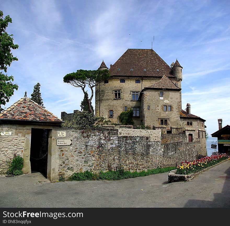 Yvoire est une commune française située dans le département de la Haute-Savoie, dans le canton de Sciez en région Auvergne-Rhône-Alpes. La commune appartient à la communauté de communes du Bas-Chablais ainsi qu&#x27;à l&#x27;agglomération du Grand Genève. Yvoire est une commune française située dans le département de la Haute-Savoie, dans le canton de Sciez en région Auvergne-Rhône-Alpes. La commune appartient à la communauté de communes du Bas-Chablais ainsi qu&#x27;à l&#x27;agglomération du Grand Genève.