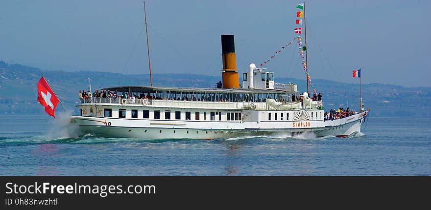 La Compagnie générale de navigation sur le Lac Léman - CGN est une société suisse de transport par bateaux sur le lac Léman en Suisse et en France. La société possède dix-neuf bateaux, d&#x27;une capacité comprise entre 150 et plus de 1 000 passagers. La Compagnie générale de navigation sur le Lac Léman - CGN est une société suisse de transport par bateaux sur le lac Léman en Suisse et en France. La société possède dix-neuf bateaux, d&#x27;une capacité comprise entre 150 et plus de 1 000 passagers.