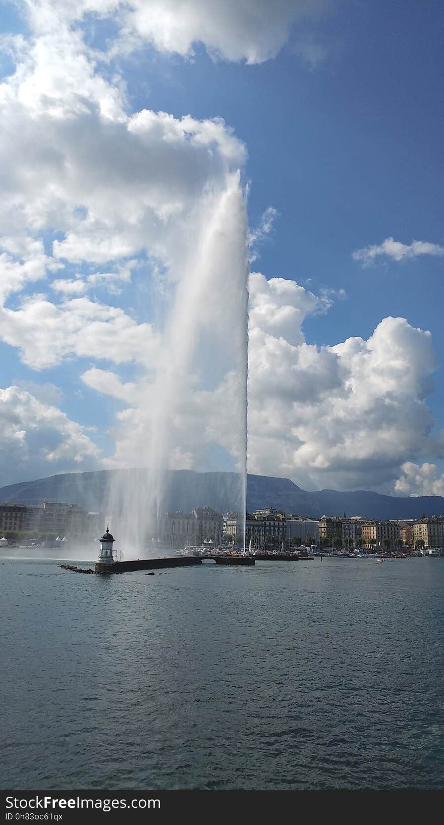 La Compagnie générale de navigation sur le Lac Léman - CGN est une société suisse de transport par bateaux sur le lac Léman en Suisse et en France. La société possède dix-neuf bateaux, d&#x27;une capacité comprise entre 150 et plus de 1 000 passagers. La Compagnie générale de navigation sur le Lac Léman - CGN est une société suisse de transport par bateaux sur le lac Léman en Suisse et en France. La société possède dix-neuf bateaux, d&#x27;une capacité comprise entre 150 et plus de 1 000 passagers.