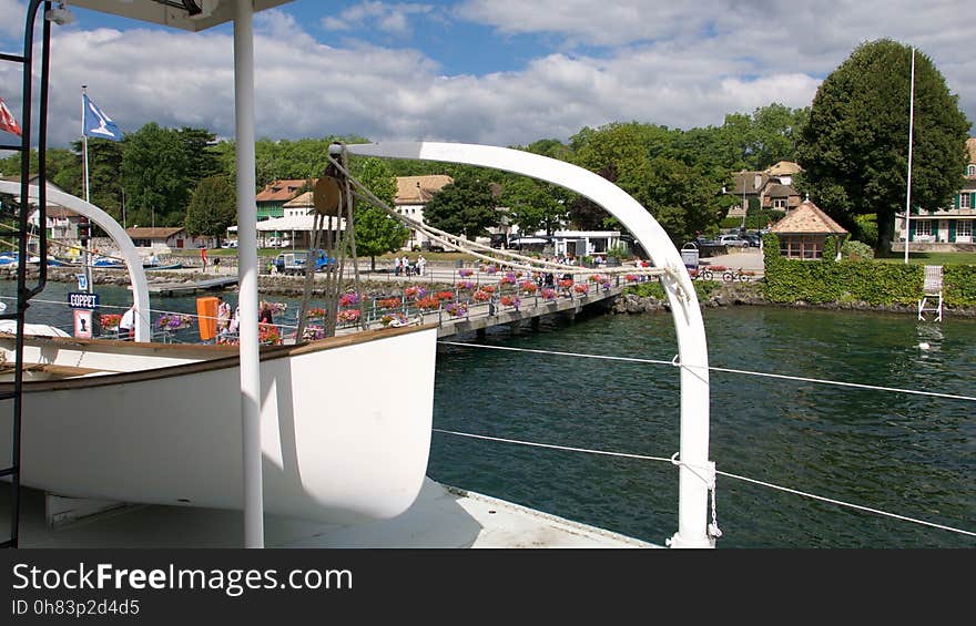 La Compagnie générale de navigation sur le Lac Léman - CGN est une société suisse de transport par bateaux sur le lac Léman en Suisse et en France. La société possède dix-neuf bateaux, d&#x27;une capacité comprise entre 150 et plus de 1 000 passagers. La Compagnie générale de navigation sur le Lac Léman - CGN est une société suisse de transport par bateaux sur le lac Léman en Suisse et en France. La société possède dix-neuf bateaux, d&#x27;une capacité comprise entre 150 et plus de 1 000 passagers.