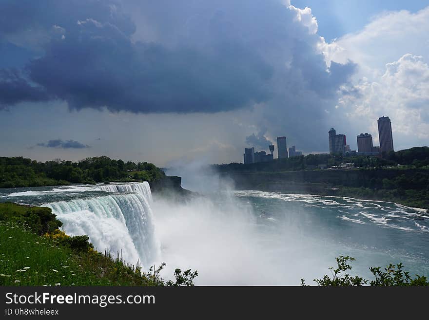 Niagara falls on a cloudy day.