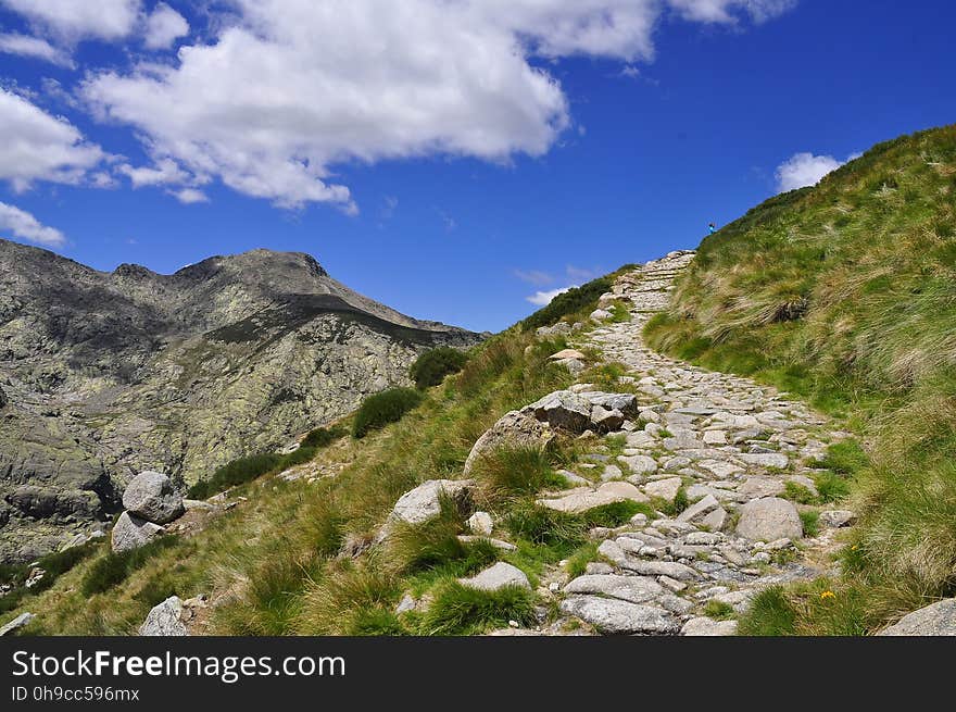 La sierra de Gredos es una sierra perteneciente al sistema Central, en la península ibérica, situada entre las provincias españolas de Salamanca, Cáceres, Ávila, Madrid y Toledo. Su máxima altitud se da en la provincia de Ávila en la Plaza del Moro Almanzor a 2592 msnm. Gredos es una de las sierras más extensas del sistema Central y en torno a sus grandes moles graníticas basculan tres comunidades autónomas: Castilla y León, Extremadura y Madrid