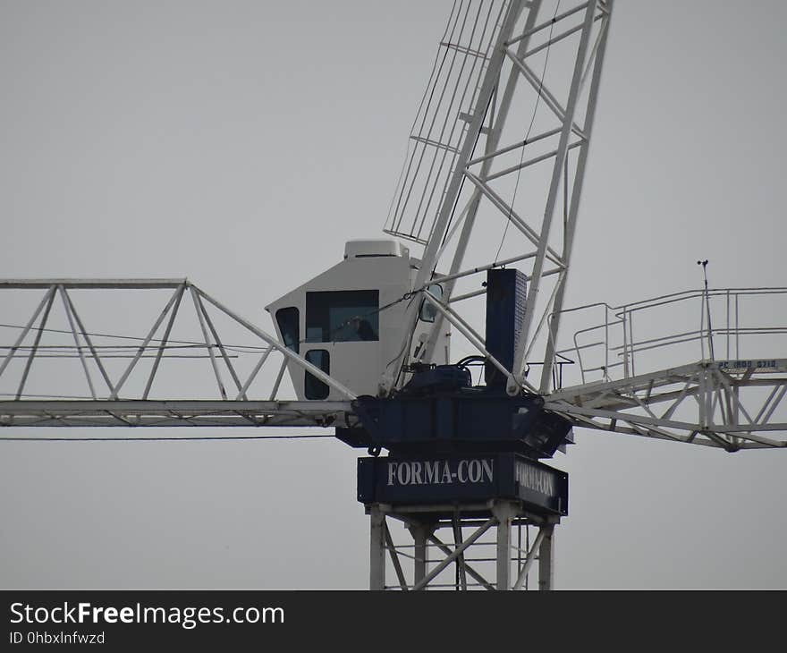 Construction crane for 95 Berkeley, 2017 08 04 -b