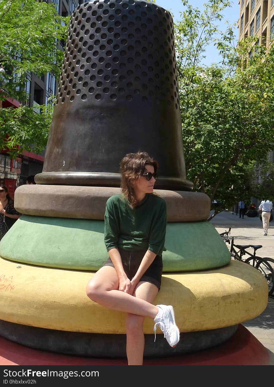 Big thimble in front of the interesting building on the NW corner of Spadina and Richmond, 2017 08 09 -c