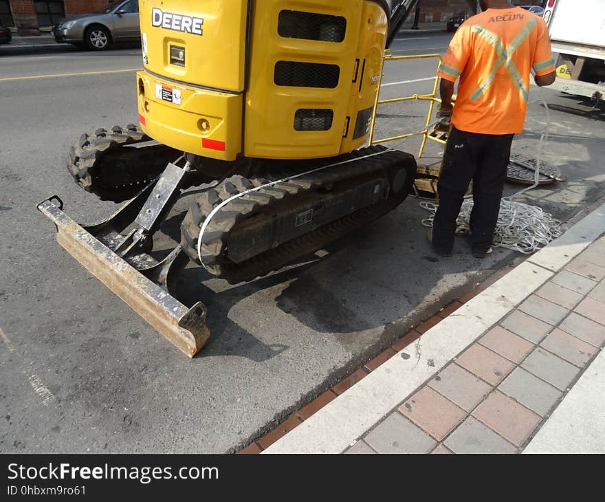 The tread of this vehicle is being used to drag wires, for telecommunication, 2017 08 04 -a