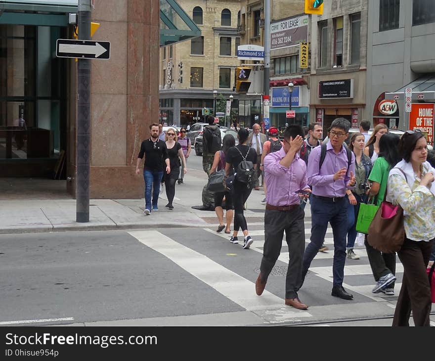 Passersby ignore a panhandler, at Yonge and Richmond, 2017 08 22 -d