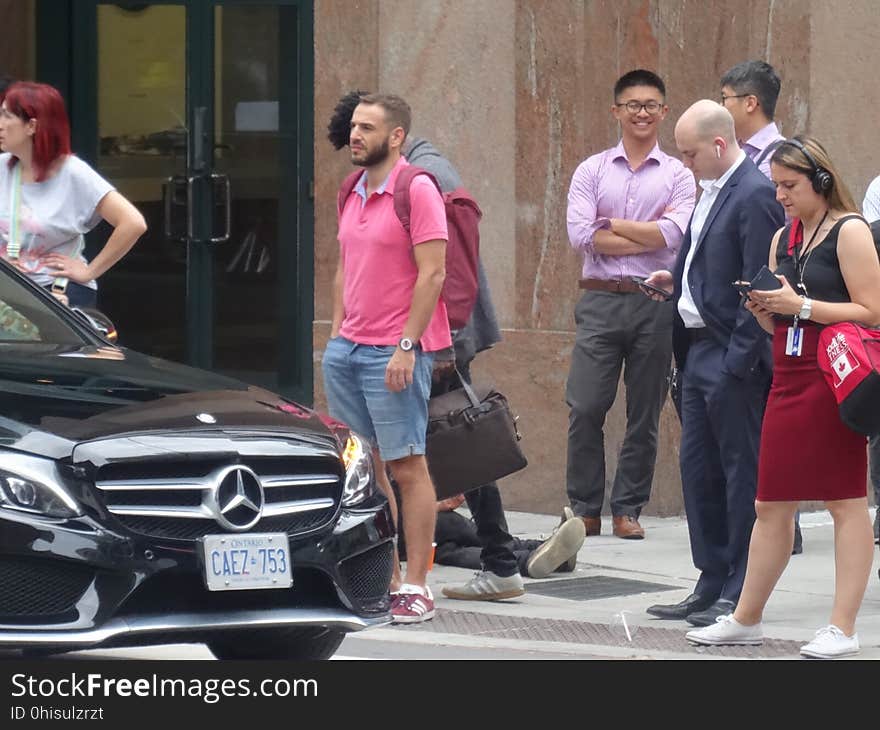 Passersby ignore a panhandler, at Yonge and Richmond, 2017 08 22 -b