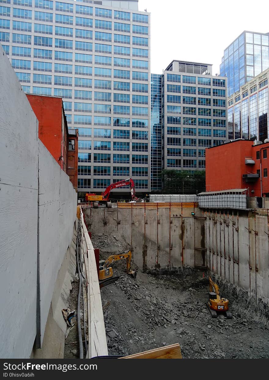 Looking south at the excavation at Victoria and Richmond, 2017 08 22 -a