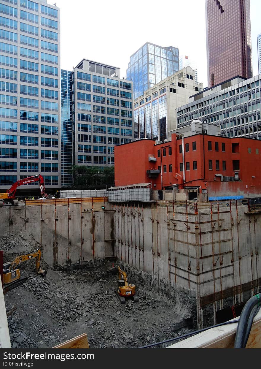 Looking south at the excavation at Victoria and Richmond, 2017 08 22 -c