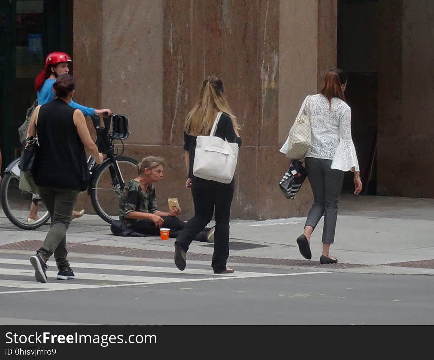 Passersby ignore a panhandler, at Yonge and Richmond, 2017 08 22 -a