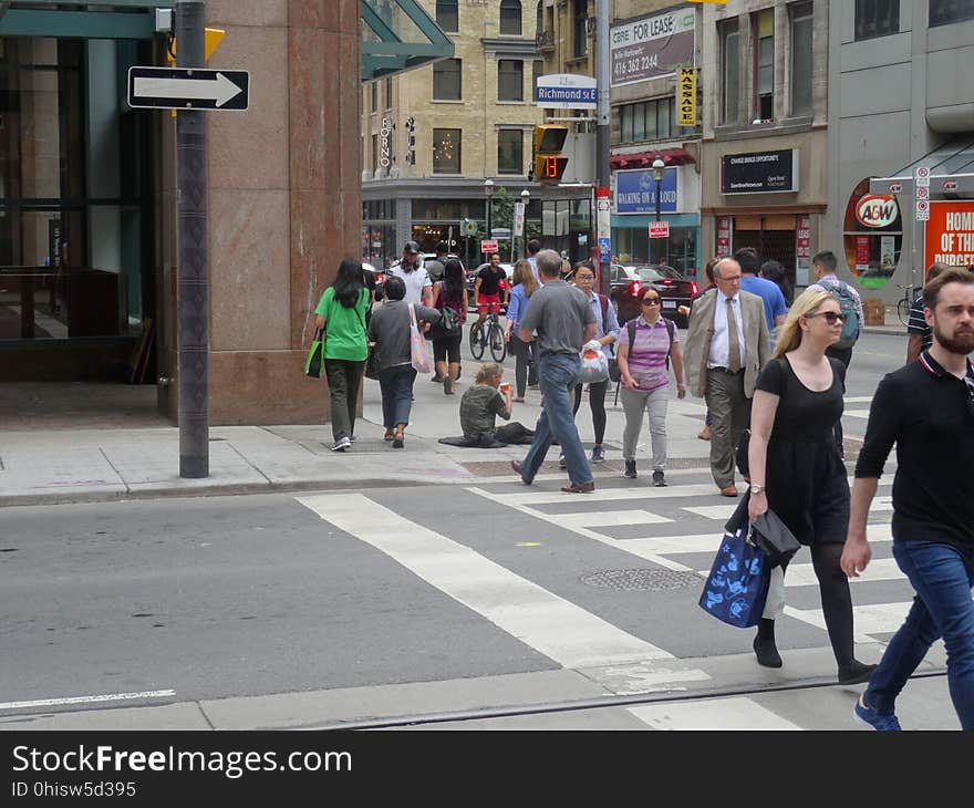 Passersby ignore a panhandler, at Yonge and Richmond, 2017 08 22 -e