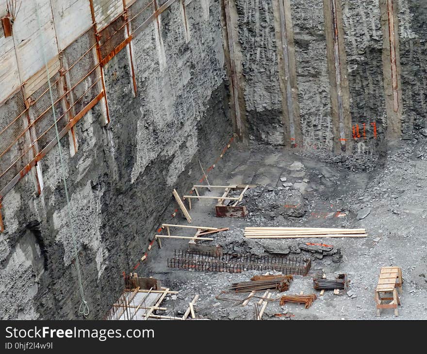 Looking east at the excavation at Victoria and Richmond, 2017 08 22 -i