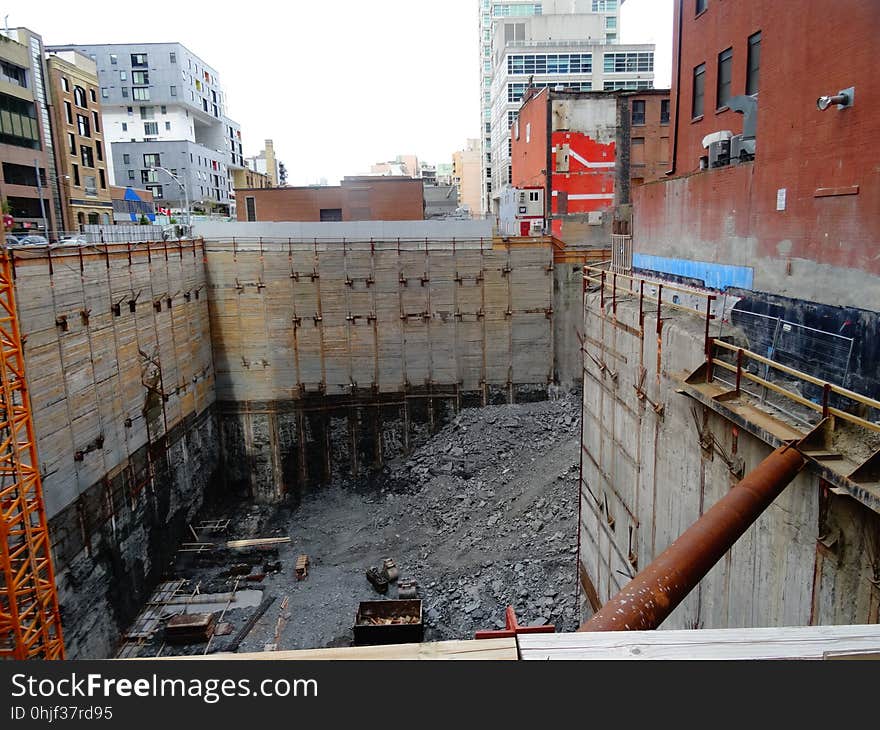 Looking east at the excavation at Victoria and Richmond, 2017 08 22 -a