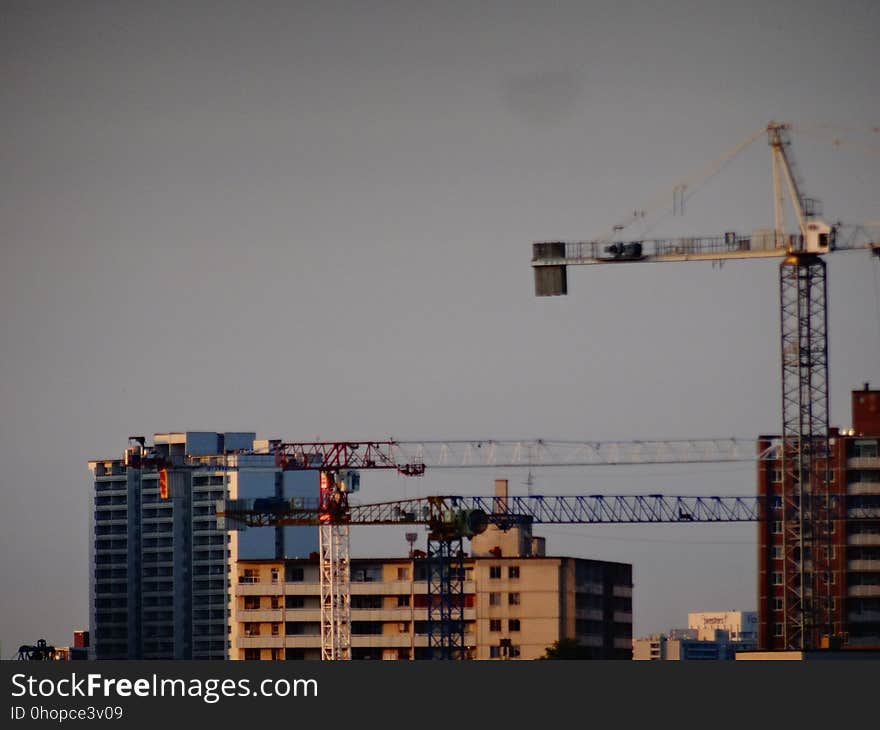 Distant construction cranes, on Toronto&#x27;s skyline, at dusk, 2017 09 10 -i