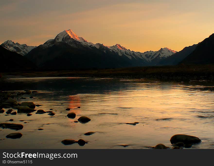 The park is a harsh land of ice and rock. Glaciers cover 40% of it. There are 19 peaks over 3,000 metres including New Zealand&#x27;s highest mountain, Aoraki/Mount Cook. The park is also part of Te Waipounamu - South Westland World Heritage Area in recognition of its outstanding natural values. The park is a harsh land of ice and rock. Glaciers cover 40% of it. There are 19 peaks over 3,000 metres including New Zealand&#x27;s highest mountain, Aoraki/Mount Cook. The park is also part of Te Waipounamu - South Westland World Heritage Area in recognition of its outstanding natural values.