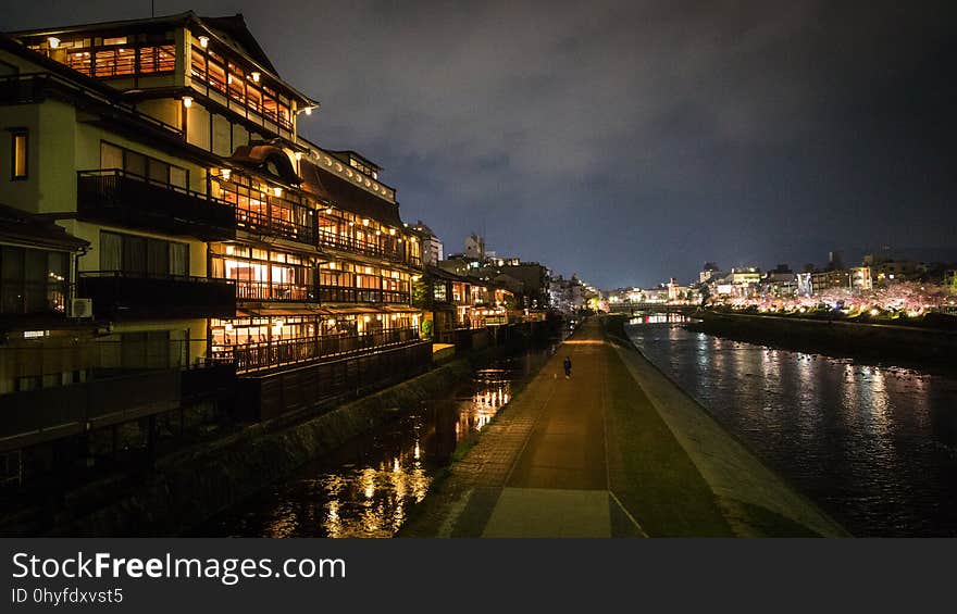 Water, Cloud, Sky, Building, Body of water, City