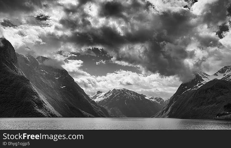 Cloud, Sky, Water, Atmosphere, Mountain, World