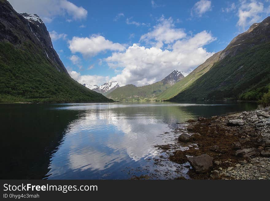 Cloud, Water, Sky, Mountain, Natural landscape, Lake