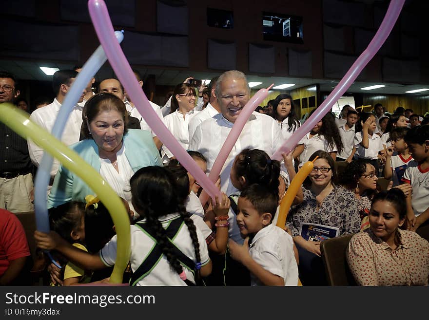 El presidente Salvador Sánchez Cerén junto a la primera dama Margarita Villalta de Sánchez inauguraron este día la segunda edición del Festival Nacional de Teatro Infantil, Festi 2017. Al evento se hicieron presentes gabinete de gobierno, cuerpo diplomático, entidades de atención a la niñez, estudiantes, elenco artístico y público en general. Este festival cuenta con la participación de todas las colmenitas del país y recorrerá diversas zonas de la república para que la población de todos los departamentos pueda disfrutar de él. El presidente Salvador Sánchez Cerén junto a la primera dama Margarita Villalta de Sánchez inauguraron este día la segunda edición del Festival Nacional de Teatro Infantil, Festi 2017. Al evento se hicieron presentes gabinete de gobierno, cuerpo diplomático, entidades de atención a la niñez, estudiantes, elenco artístico y público en general. Este festival cuenta con la participación de todas las colmenitas del país y recorrerá diversas zonas de la república para que la población de todos los departamentos pueda disfrutar de él.