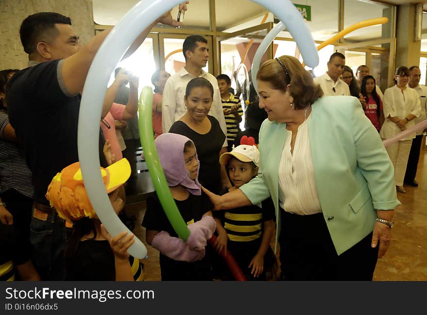 El presidente Salvador Sánchez Cerén junto a la primera dama Margarita Villalta de Sánchez inauguraron este día la segunda edición del Festival Nacional de Teatro Infantil, Festi 2017. Al evento se hicieron presentes gabinete de gobierno, cuerpo diplomático, entidades de atención a la niñez, estudiantes, elenco artístico y público en general. Este festival cuenta con la participación de todas las colmenitas del país y recorrerá diversas zonas de la república para que la población de todos los departamentos pueda disfrutar de él. El presidente Salvador Sánchez Cerén junto a la primera dama Margarita Villalta de Sánchez inauguraron este día la segunda edición del Festival Nacional de Teatro Infantil, Festi 2017. Al evento se hicieron presentes gabinete de gobierno, cuerpo diplomático, entidades de atención a la niñez, estudiantes, elenco artístico y público en general. Este festival cuenta con la participación de todas las colmenitas del país y recorrerá diversas zonas de la república para que la población de todos los departamentos pueda disfrutar de él.