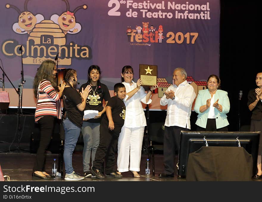 El presidente Salvador Sánchez Cerén junto a la primera dama Margarita Villalta de Sánchez inauguraron este día la segunda edición del Festival Nacional de Teatro Infantil, Festi 2017. Al evento se hicieron presentes gabinete de gobierno, cuerpo diplomático, entidades de atención a la niñez, estudiantes, elenco artístico y público en general. Este festival cuenta con la participación de todas las colmenitas del país y recorrerá diversas zonas de la república para que la población de todos los departamentos pueda disfrutar de él. El presidente Salvador Sánchez Cerén junto a la primera dama Margarita Villalta de Sánchez inauguraron este día la segunda edición del Festival Nacional de Teatro Infantil, Festi 2017. Al evento se hicieron presentes gabinete de gobierno, cuerpo diplomático, entidades de atención a la niñez, estudiantes, elenco artístico y público en general. Este festival cuenta con la participación de todas las colmenitas del país y recorrerá diversas zonas de la república para que la población de todos los departamentos pueda disfrutar de él.