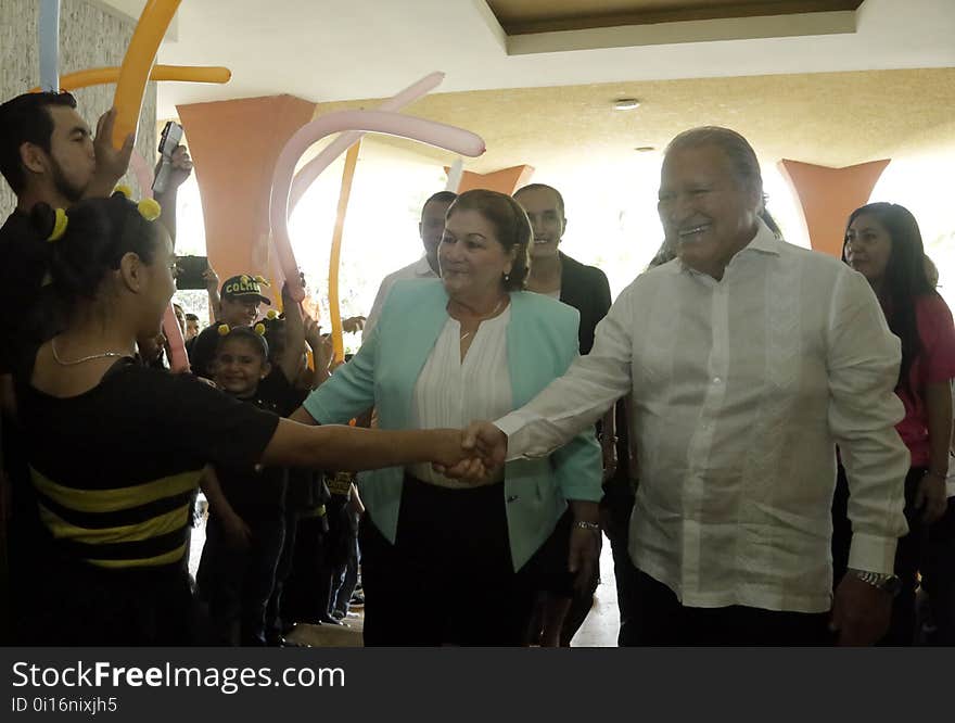 El presidente Salvador Sánchez Cerén junto a la primera dama Margarita Villalta de Sánchez inauguraron este día la segunda edición del Festival Nacional de Teatro Infantil, Festi 2017. Al evento se hicieron presentes gabinete de gobierno, cuerpo diplomático, entidades de atención a la niñez, estudiantes, elenco artístico y público en general. Este festival cuenta con la participación de todas las colmenitas del país y recorrerá diversas zonas de la república para que la población de todos los departamentos pueda disfrutar de él. El presidente Salvador Sánchez Cerén junto a la primera dama Margarita Villalta de Sánchez inauguraron este día la segunda edición del Festival Nacional de Teatro Infantil, Festi 2017. Al evento se hicieron presentes gabinete de gobierno, cuerpo diplomático, entidades de atención a la niñez, estudiantes, elenco artístico y público en general. Este festival cuenta con la participación de todas las colmenitas del país y recorrerá diversas zonas de la república para que la población de todos los departamentos pueda disfrutar de él.