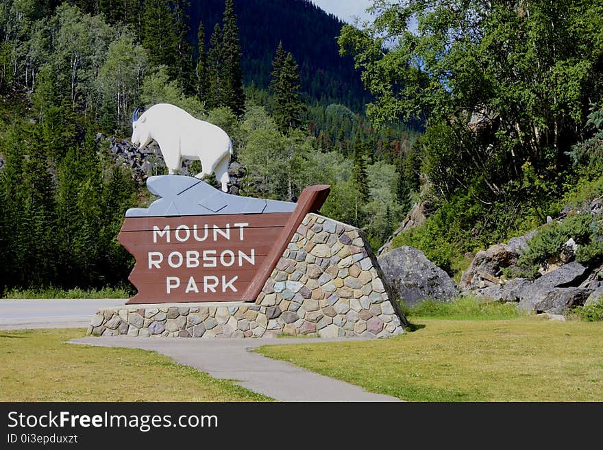 Le mont Robson &#x28;ou pic Robson&#x29; est le point culminant des Rocheuses canadiennes. Il est entièrement situé à l&#x27;intérieur du parc provincial du Mont Robson, en Colombie-Britannique. Le mont Robson est souvent assimilé au point culminant de la Colombie-Britannique, mais ce titre revient au mont Fairweather. Le mont Robson a été baptisé en 1915 par Colin Robertson, un employé de la compagnie de la Baie d&#x27;Hudson. Le mont Robson &#x28;ou pic Robson&#x29; est le point culminant des Rocheuses canadiennes. Il est entièrement situé à l&#x27;intérieur du parc provincial du Mont Robson, en Colombie-Britannique. Le mont Robson est souvent assimilé au point culminant de la Colombie-Britannique, mais ce titre revient au mont Fairweather. Le mont Robson a été baptisé en 1915 par Colin Robertson, un employé de la compagnie de la Baie d&#x27;Hudson.