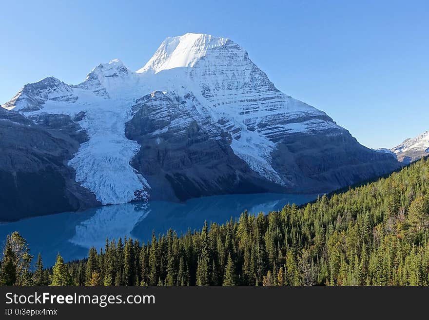 Le mont Robson &#x28;ou pic Robson&#x29; est le point culminant des Rocheuses canadiennes. Il est entièrement situé à l&#x27;intérieur du parc provincial du Mont Robson, en Colombie-Britannique. Le mont Robson est souvent assimilé au point culminant de la Colombie-Britannique, mais ce titre revient au mont Fairweather. Le mont Robson a été baptisé en 1915 par Colin Robertson, un employé de la compagnie de la Baie d&#x27;Hudson. Le mont Robson &#x28;ou pic Robson&#x29; est le point culminant des Rocheuses canadiennes. Il est entièrement situé à l&#x27;intérieur du parc provincial du Mont Robson, en Colombie-Britannique. Le mont Robson est souvent assimilé au point culminant de la Colombie-Britannique, mais ce titre revient au mont Fairweather. Le mont Robson a été baptisé en 1915 par Colin Robertson, un employé de la compagnie de la Baie d&#x27;Hudson.