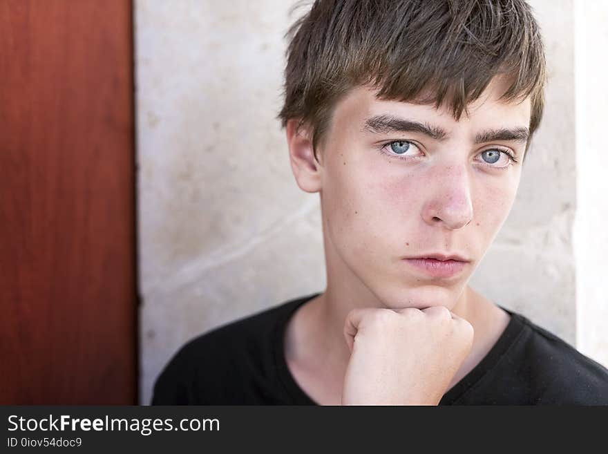 Portrait of a young man leaning on his fist