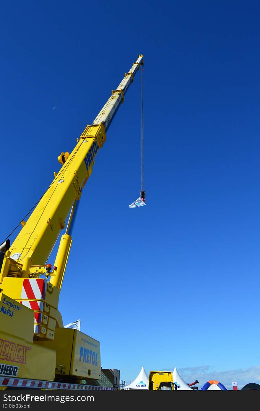 Sky, Crane, Construction Equipment, Daytime