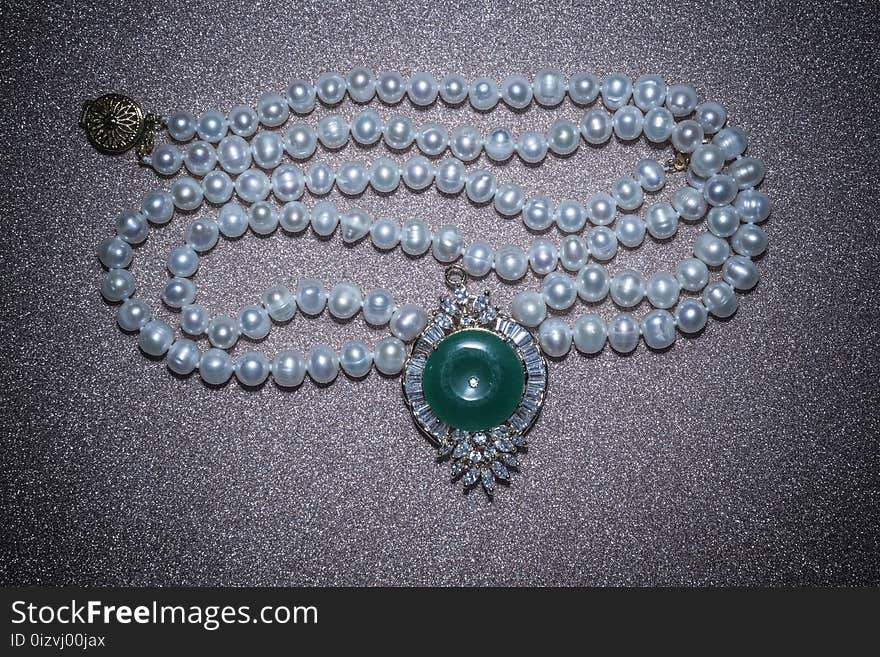 White Pearl Necklace Retro