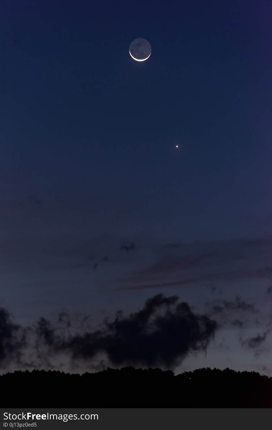 Sky, Atmosphere, Moon, Daytime