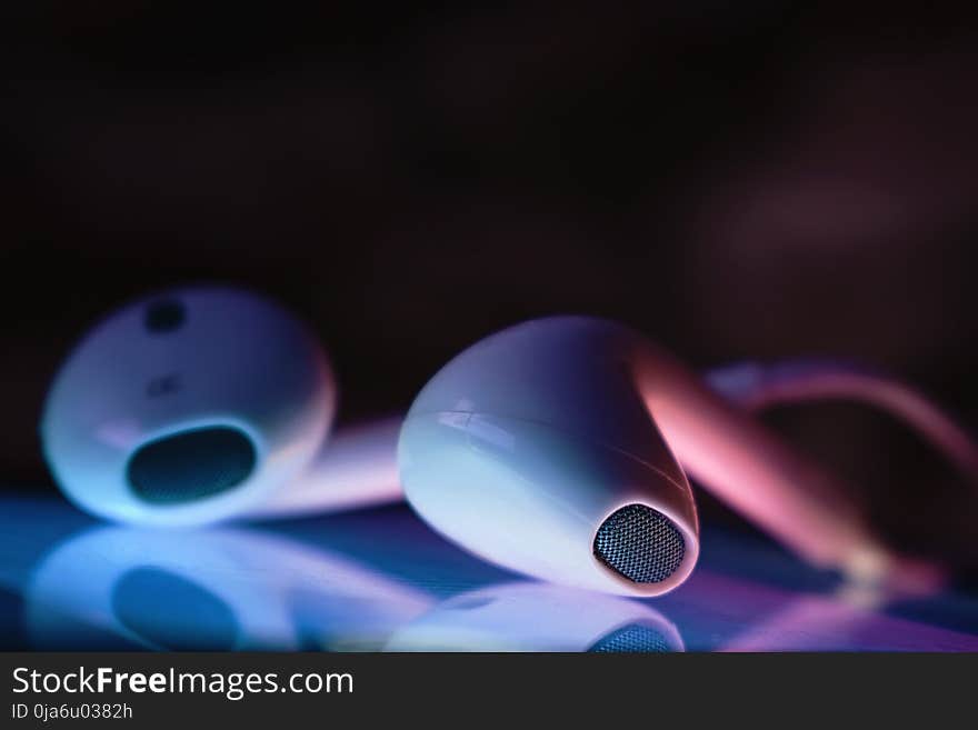 Tilt Shift Photography Of Apple Earpods