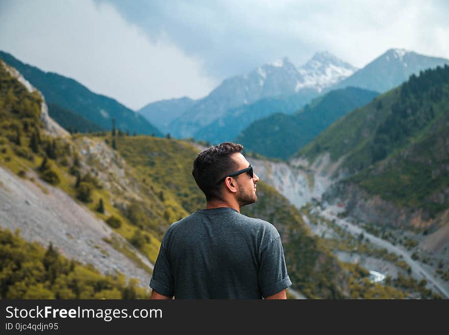 Shallow Focus Photography of Man Wearing Gray Shirt