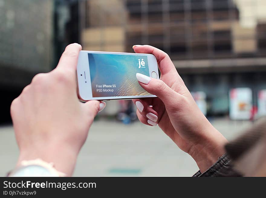 Person Holding Silver Iphone 5s