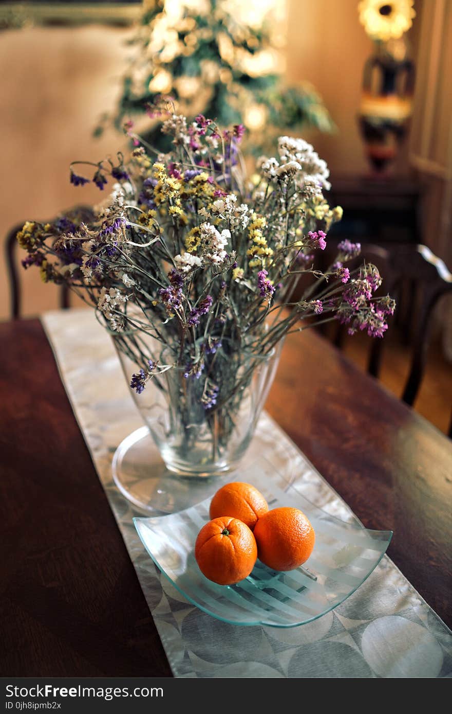 Table decor: flowers & oranges