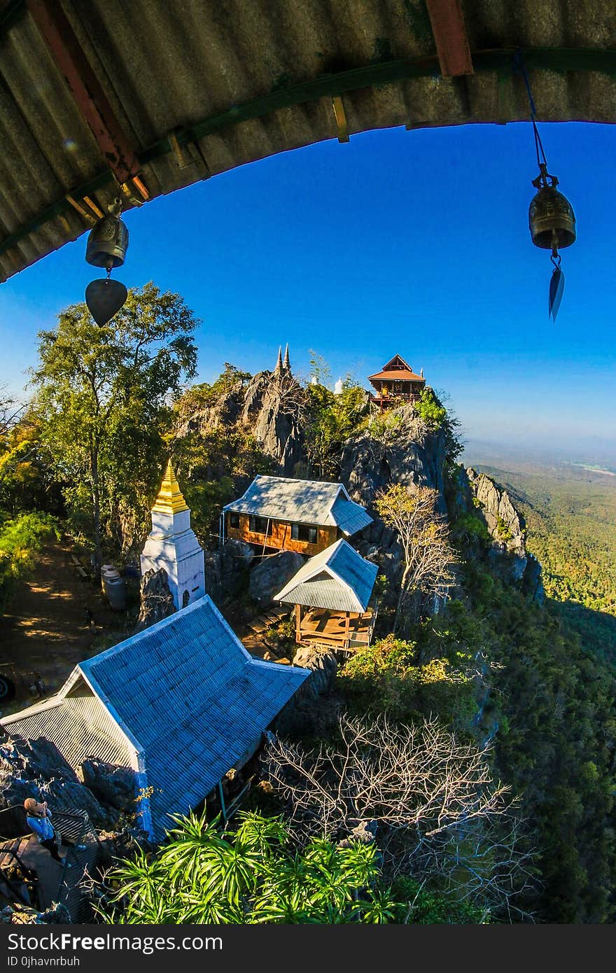 Photo Houses Near Edge of Cliff