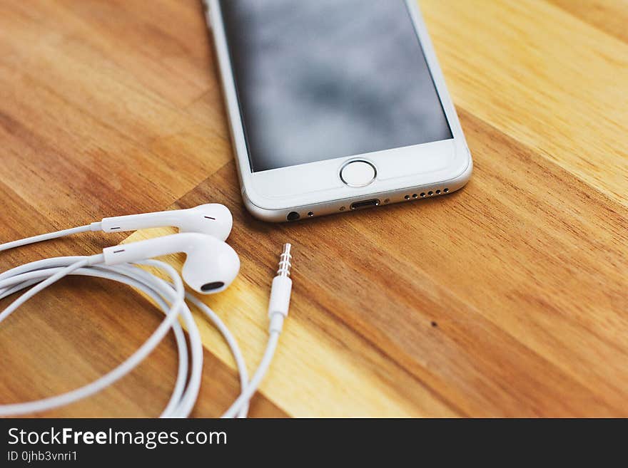 Silver Iphone 6 With White Apple Earpods