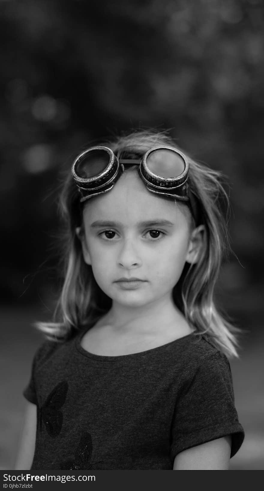 Girl Wearing in Black Scoop-neck Short-sleeved Shirt