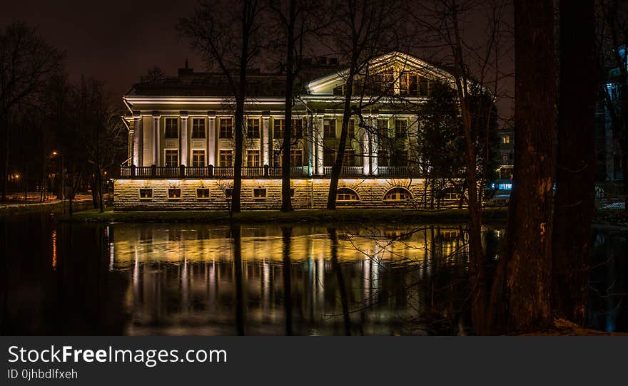 Photo of White House Near Body of Water