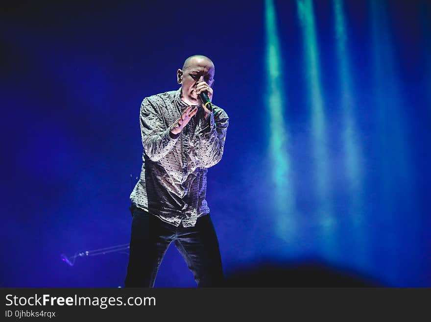 Chester Linkin Park Bennington Singing on Stage