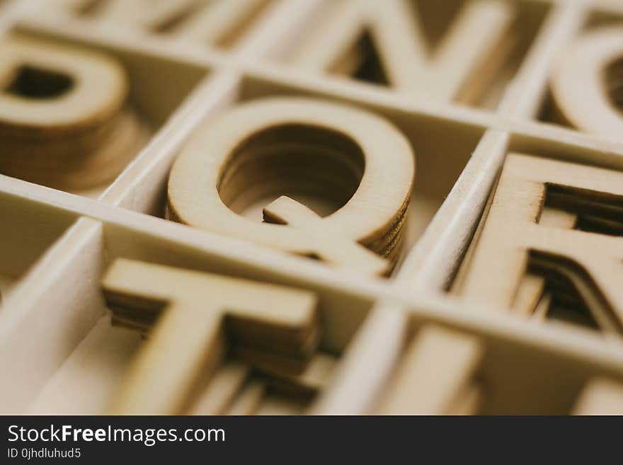 Depth of Field Photography of Q Alphabet Sticker