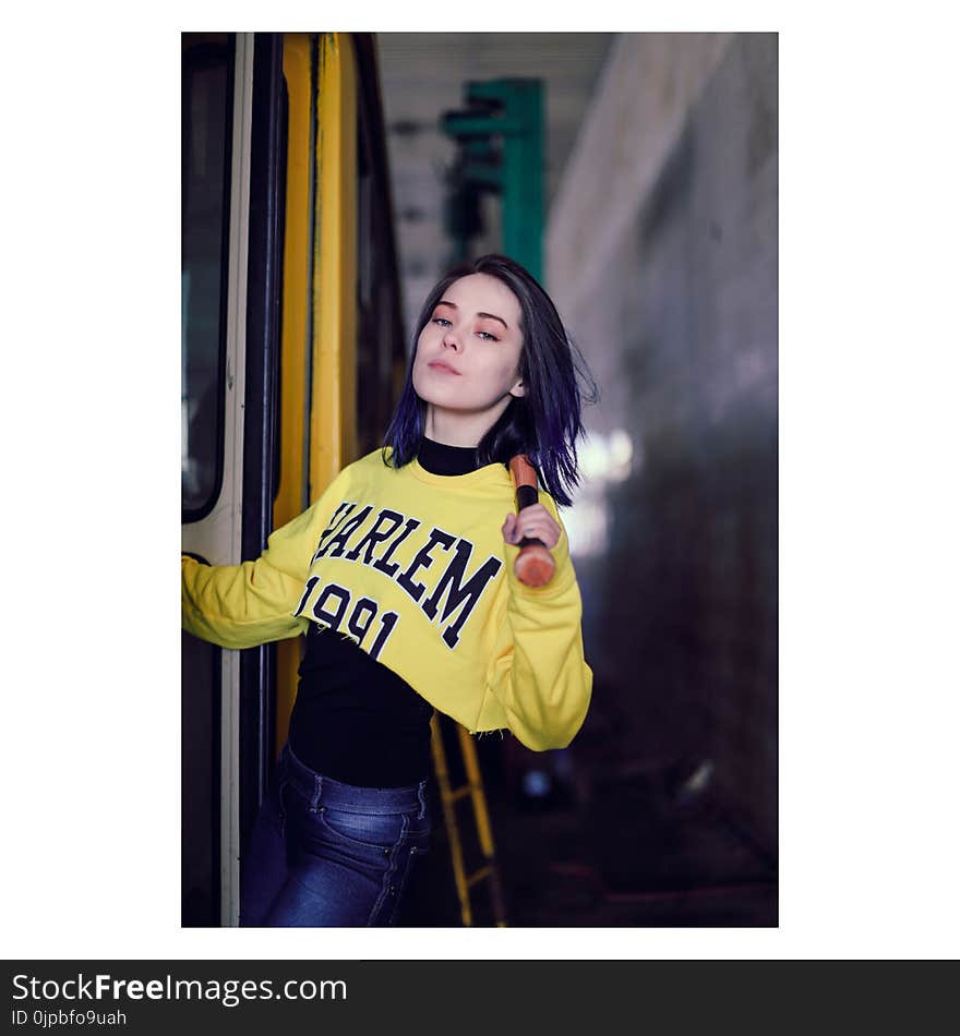 Woman Wearing Yellow Harlem 1991 Long-sleeved Crop-top Standing