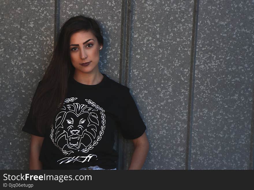 Woman Wearing Tiger Head-printed Crew-neck Shirt