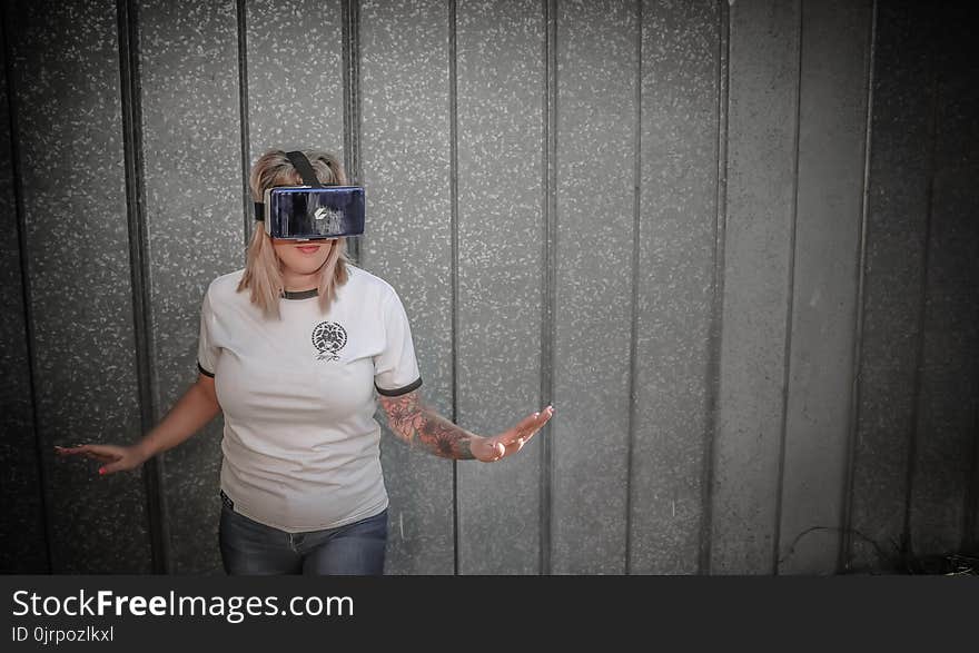 Woman Wearing Vr Goggles Photo