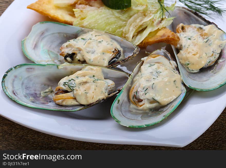 Baked mussels in cream sauce